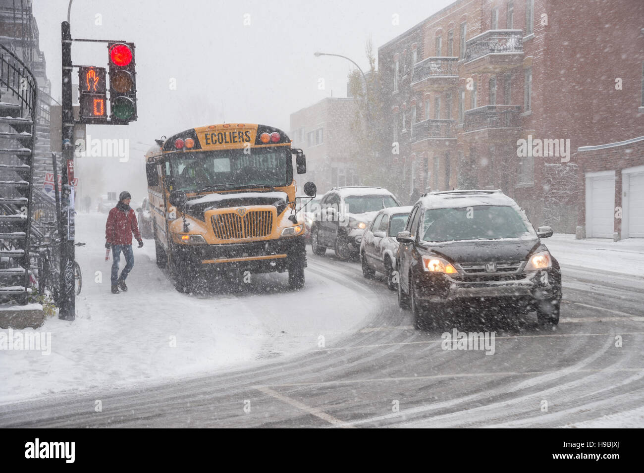 Montréal, Canada. 21 novembre, 2016. Première neige de la saison frappe la ville. Autobus scolaire jaune et le trafic pendant une tempête de neige. Crédit : Marc Bruxelles/Alamy Live News Banque D'Images