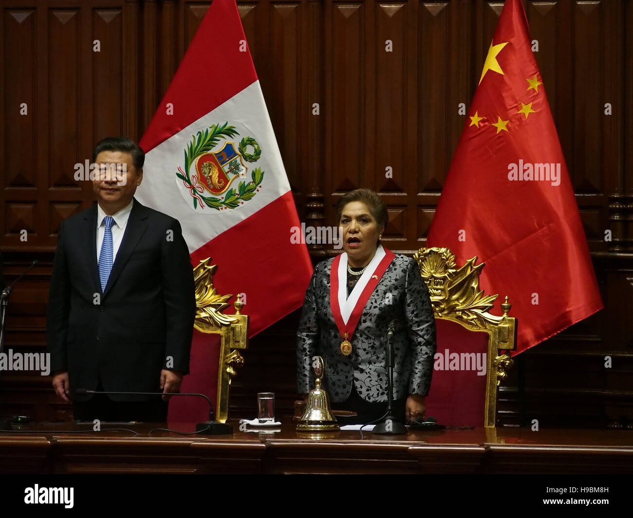 Le Président de la République populaire de Chine, Xi Jinping, et Luz Salgado, président de la Congrès péruvien, dans une séance solennelle dans l'hémicycle. Xi Jinping a reçu la médaille d'honneur du Congrès de la République du Pérou, sur le degré de la Grande Croix, au cours de la visite d'État à la XXXIVE Sommet des dirigeants du Forum économique Asie-Pacifique (APEC 2016). © Agence de presse Fotoholica/Alamy Live News Banque D'Images