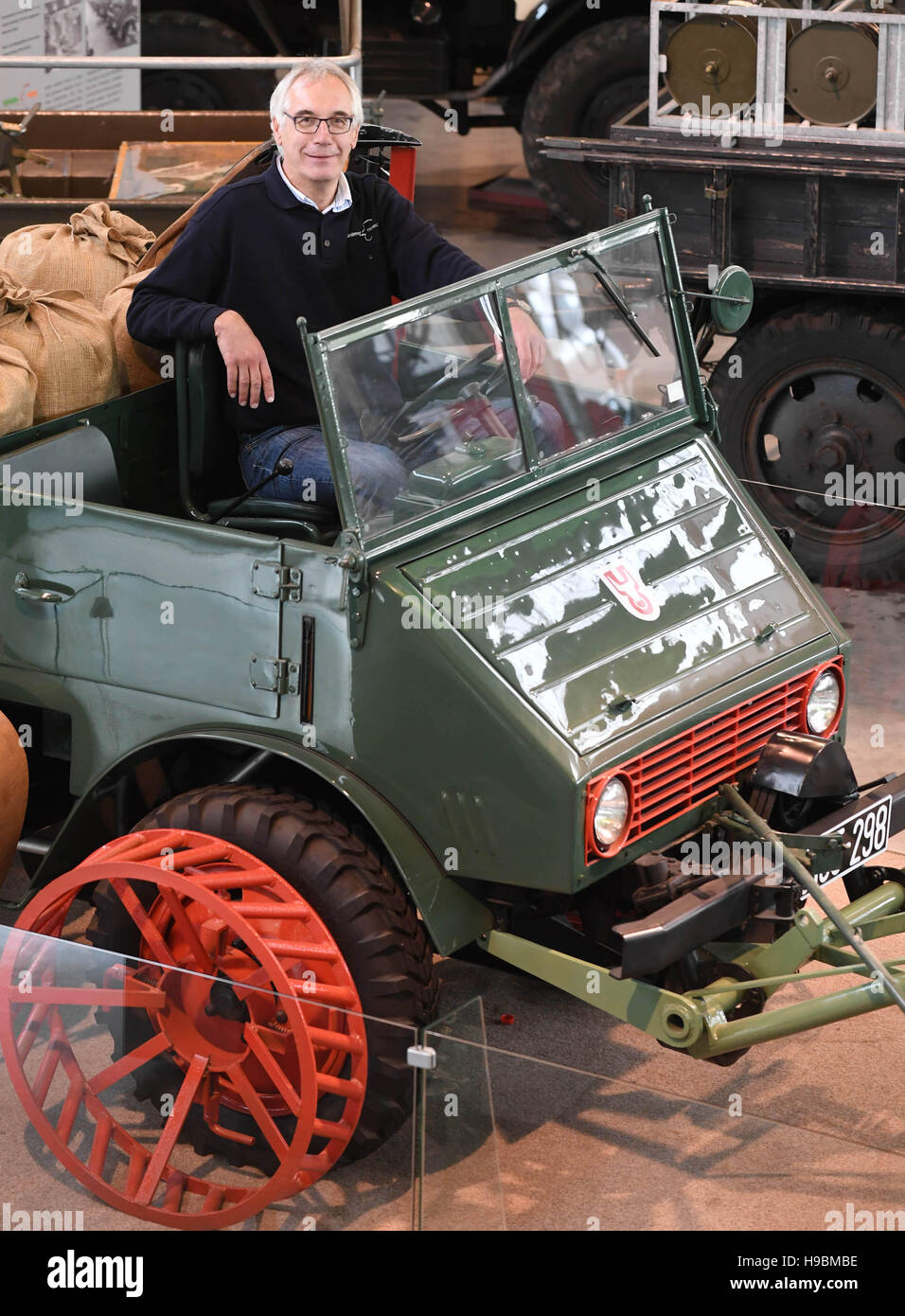 Gaggenau, Allemagne. 4ème Nov, 2016. Stefan Schwaab, premier président de l'Association des musées de l'Unimog, est assis dans un Unimog 70,200 au musée Unimog à Gaggenau, Allemagne, 4 novembre 2016. En 2016, le musée célèbre son 10e anniversaire. © dpa/Alamy Live News Banque D'Images