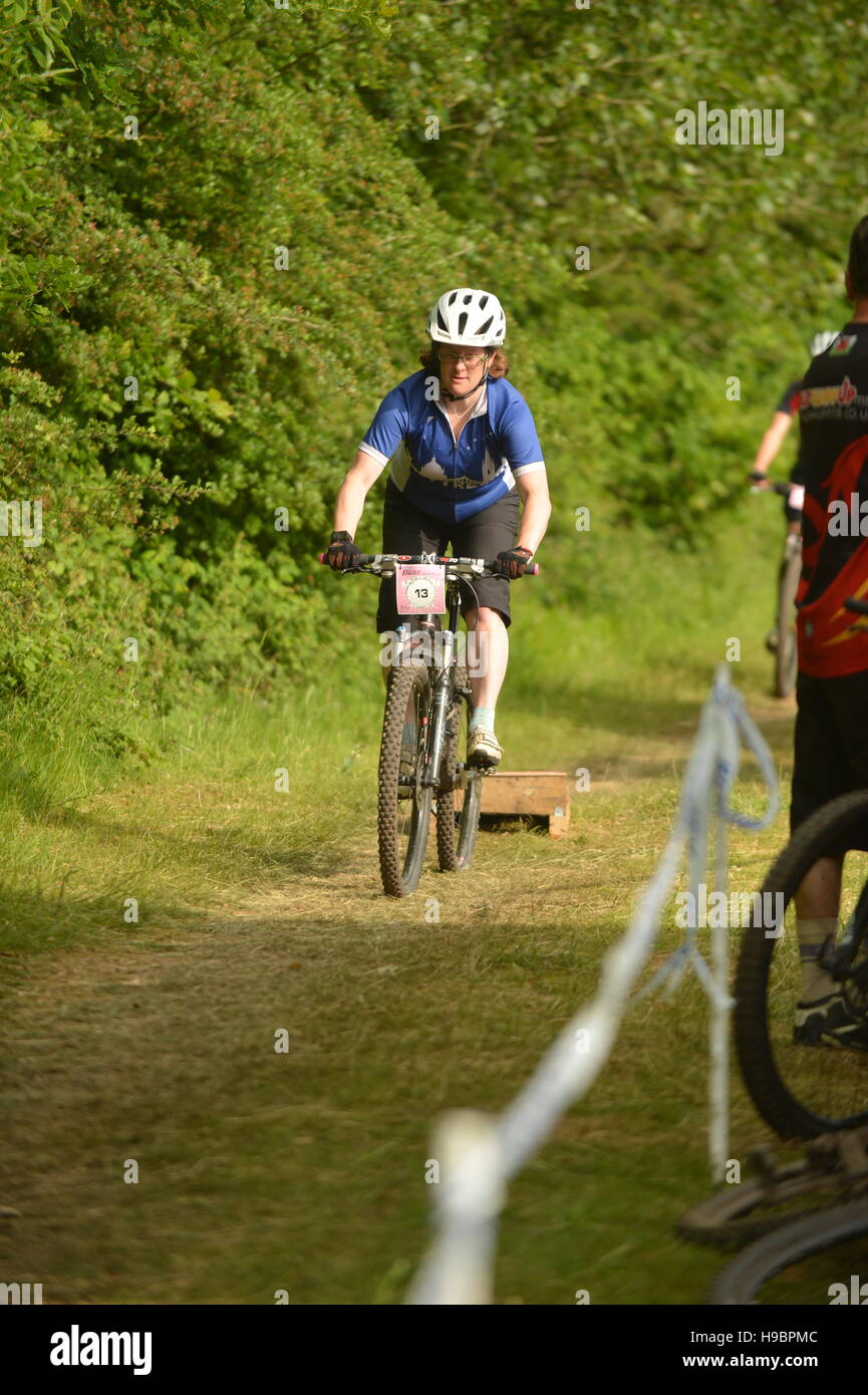 Bristol, Royaume-Uni. 11 Juin, 2016. Hannah Jevons en vélo. Le Bristol a commencé Bikefest samedi matin à Ashton Court Bristol. L'événement est une course cycliste d'endurance de 12 heures qui peut être exécuté en équipe ou en solo comme un individu. Un petit saut est mis en pour garder les concurrents et les fans de se divertir. Credit : Sidney Bruere/Alamy Live News Banque D'Images