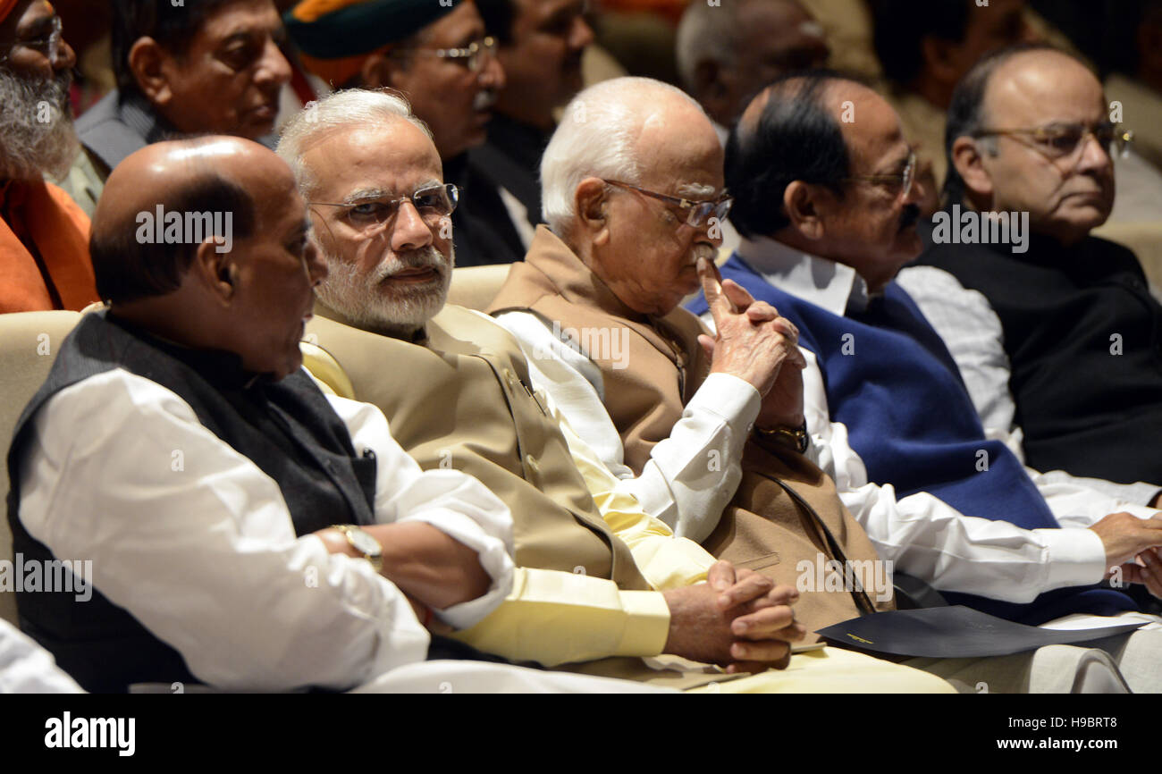 New Delhi, Inde. 22 Nov, 2016. Le Premier Ministre indien Narendra Modi (2e L, à l'avant) et les cadres supérieurs Bharatiya Janata (BJP) Dirigeants et collègues du cabinet assister BJP parti parlementaire réunion au parlement indien, à New Delhi, Inde, 22 novembre 2016. Credit : Stringer/Xinhua/Alamy Live News Banque D'Images