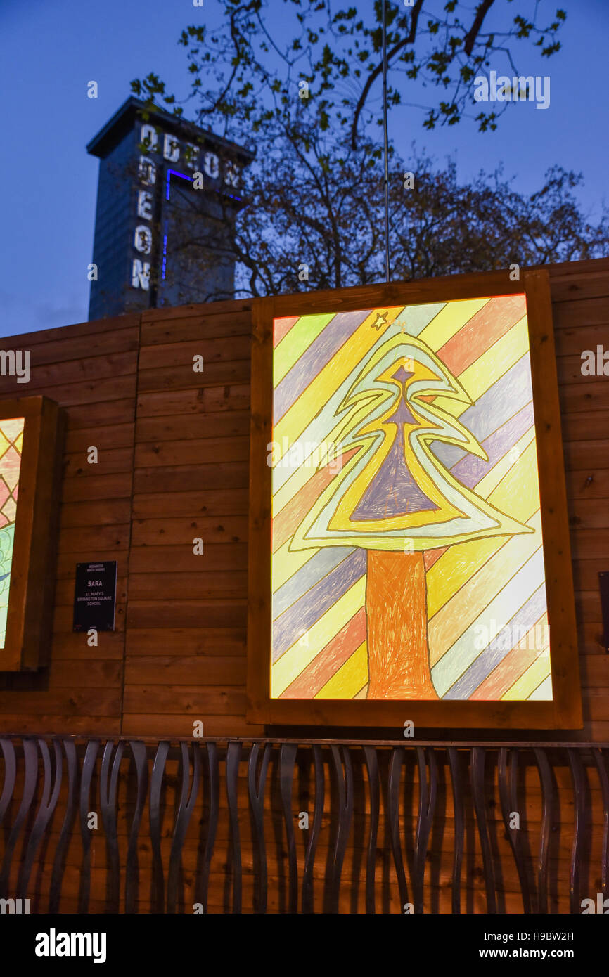 Leicester Square, Londres, Royaume-Uni. 22 novembre 2016. L'hiver de Westminster à Leicester Square Windows conçu par les élèves de toutes les écoles secondaires du Westminster Crédit : Matthieu Chattle/Alamy Live News Banque D'Images