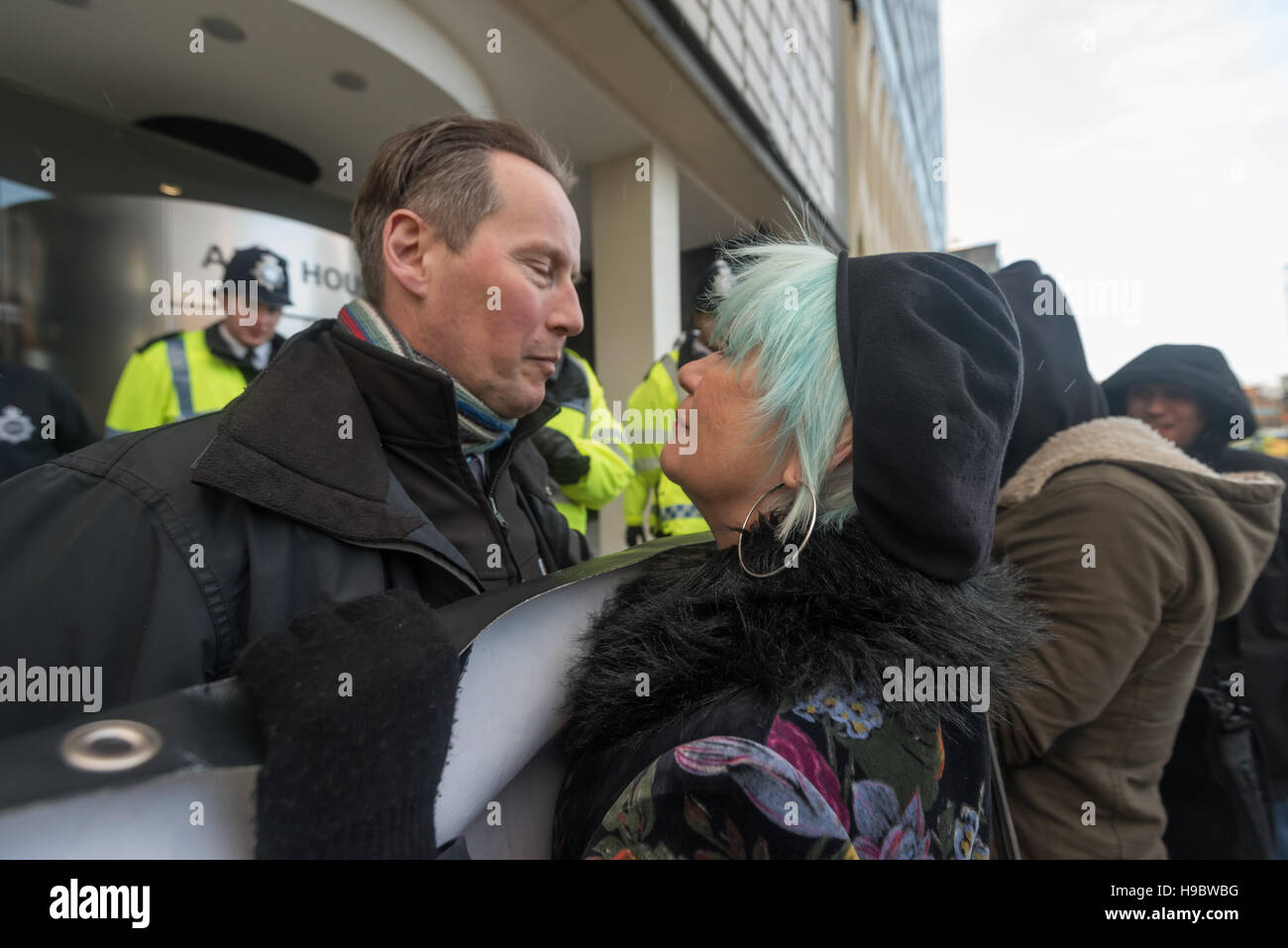 Londres, Royaume-Uni. 22 novembre 2016. Un gestionnaire de sécurité à partir de la Chambre a Jane confronte Nicholl de guerre de classe qu'elle est titulaire d'une banderole pour protester contre la construction hors de la propriété où les développeurs et les responsables du conseil, participent à l'élaboration de Croydon, Conférence visant à transformer Croydon en un moyeu métropolitaine souhaitable avec luxe, les bureaux de prestige et la capitale le dernières Westfield. Crédit : Peter Marshall/Alamy Live News Banque D'Images