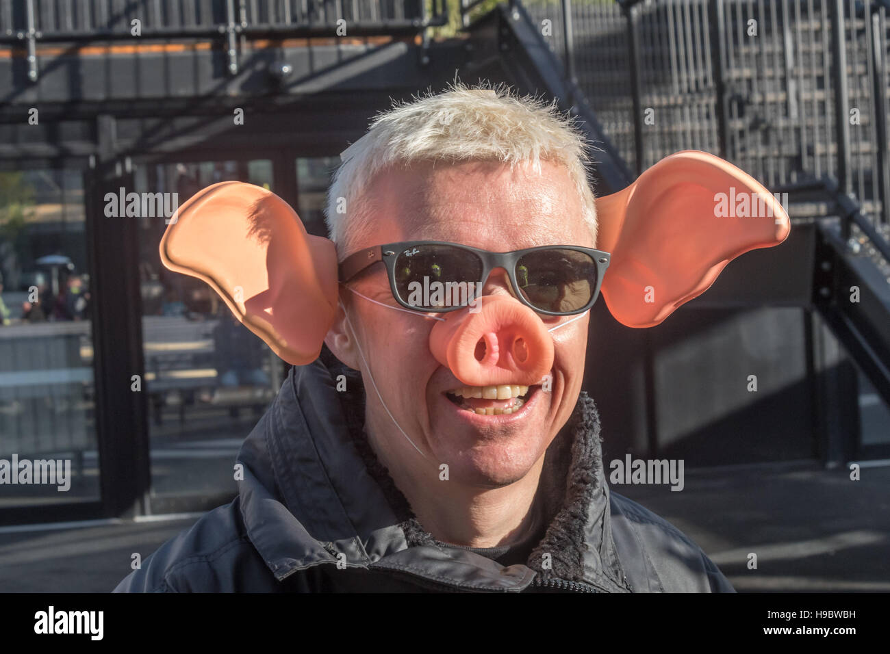 Londres, Royaume-Uni. 22 novembre 2016. La guerre de classe de compétences Sid porte un museau et des oreilles de porcs à la protestation à l'extérieur de Croydon Boxpark contre les promoteurs immobiliers et les responsables du Conseil, qui étaient présents à la Conférence, développer Croydon Croydon visant à transformer en un moyeu métropolitaine souhaitable avec luxe, les bureaux de prestige et la capitale le dernières Westfield. Crédit : Peter Marshall/Alamy Live News Banque D'Images