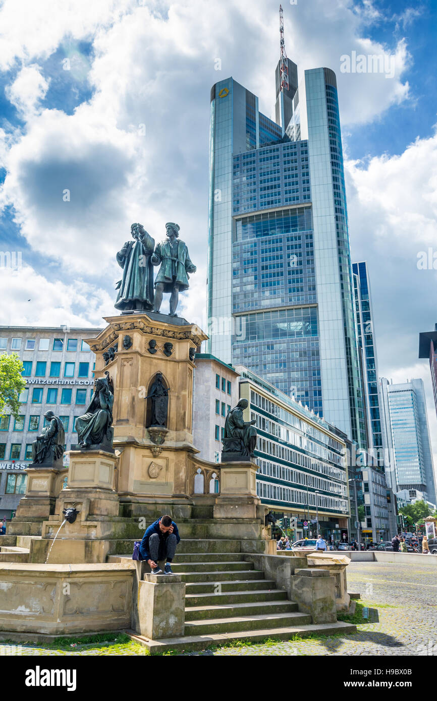 FRANKFURT AM MAIN, ALLEMAGNE - le 19 mai 2016 : Johannes Gutenberg le monument sur le sud Rossmarkt (1854 - 1858, par le sculpteur Eduard Schmidt von der Banque D'Images