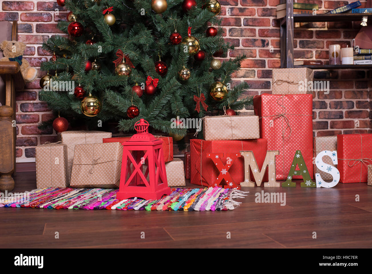 Beaucoup de cadeaux de Noël sous l'arbre Banque D'Images