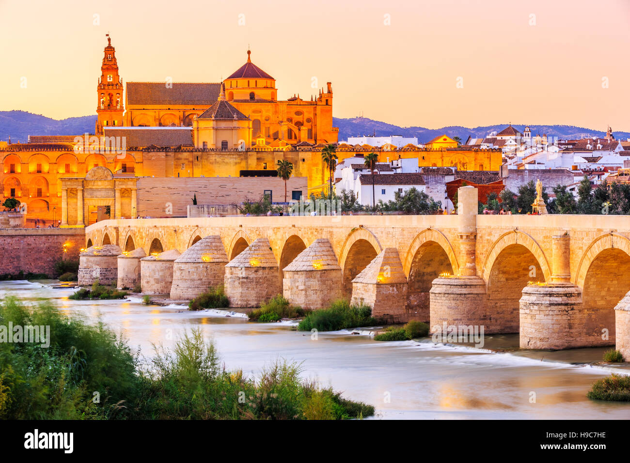 Cordoue, Espagne. Pont romain et Mosque-Cathedral sur le Guadalquivir. Banque D'Images