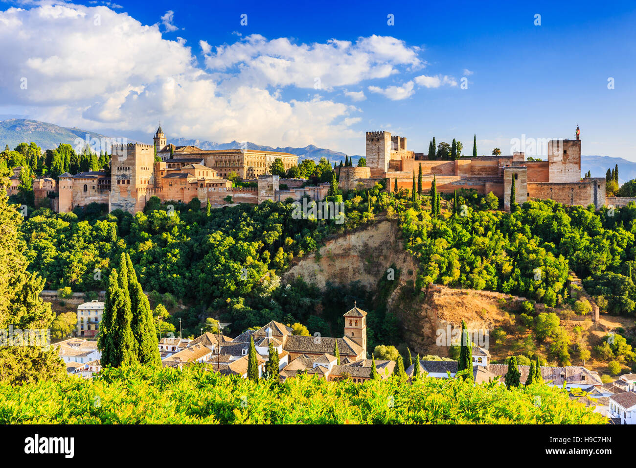 Alhambra de Grenade, Espagne. Forteresse de l'Alhambra et l'Albaicin en fin d'après-midi. Banque D'Images