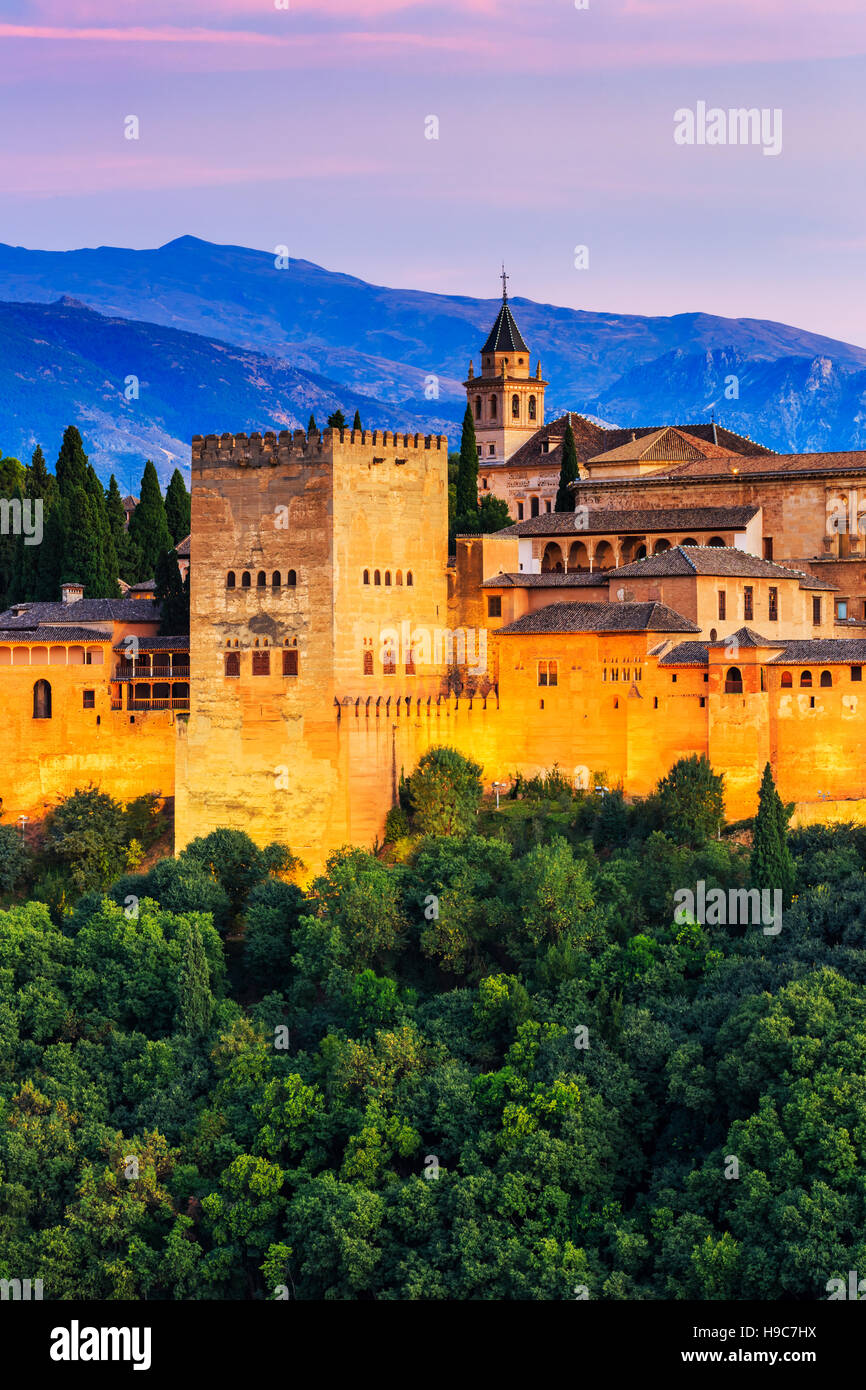 Alhambra de Grenade, Espagne. Forteresse de l'Alhambra au crépuscule. Banque D'Images