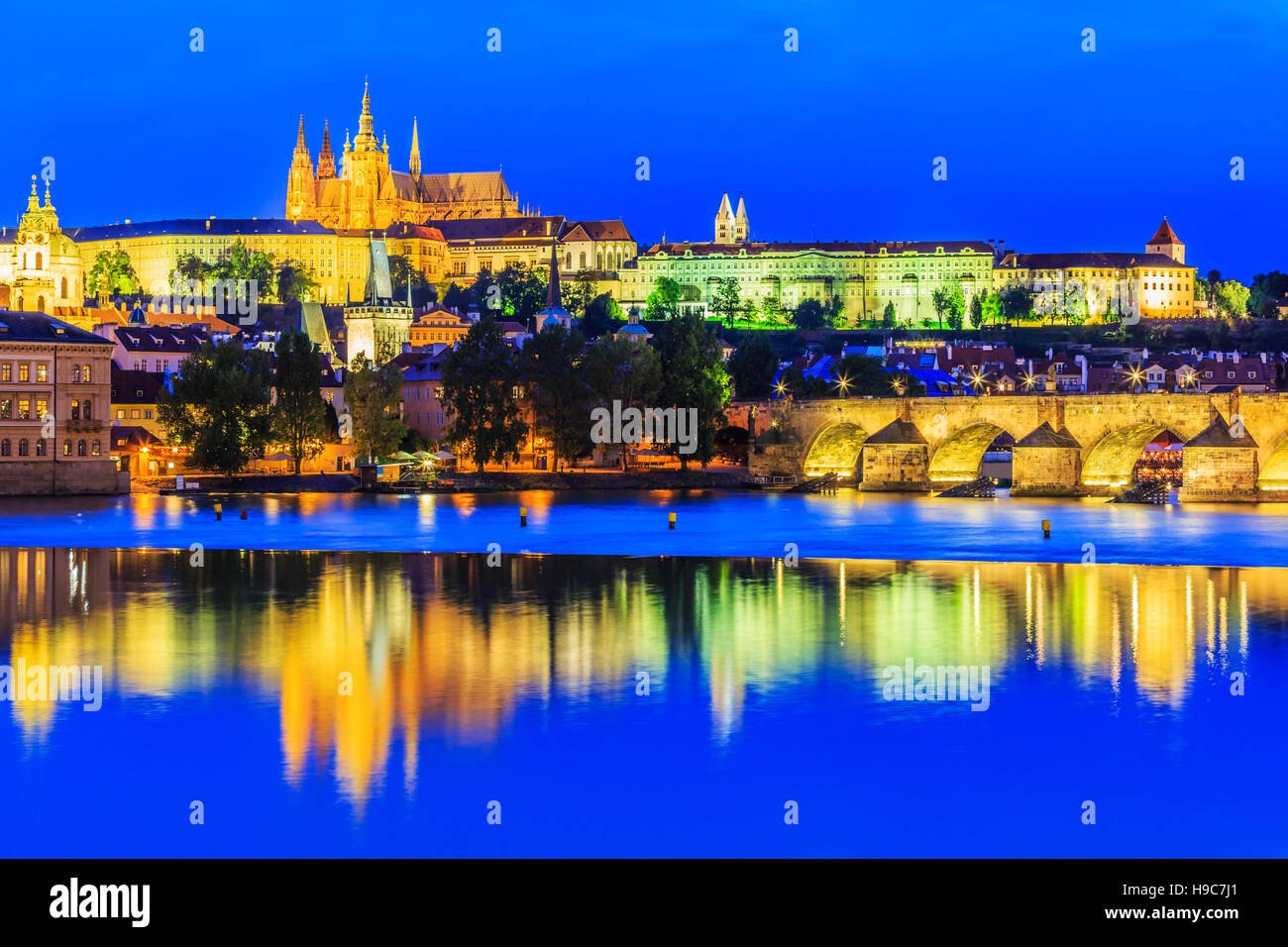 Prague, République tchèque. Le Pont Charles, Prague (Château de Prague) et de la cathédrale Saint-Guy au crépuscule, crépuscule. Banque D'Images