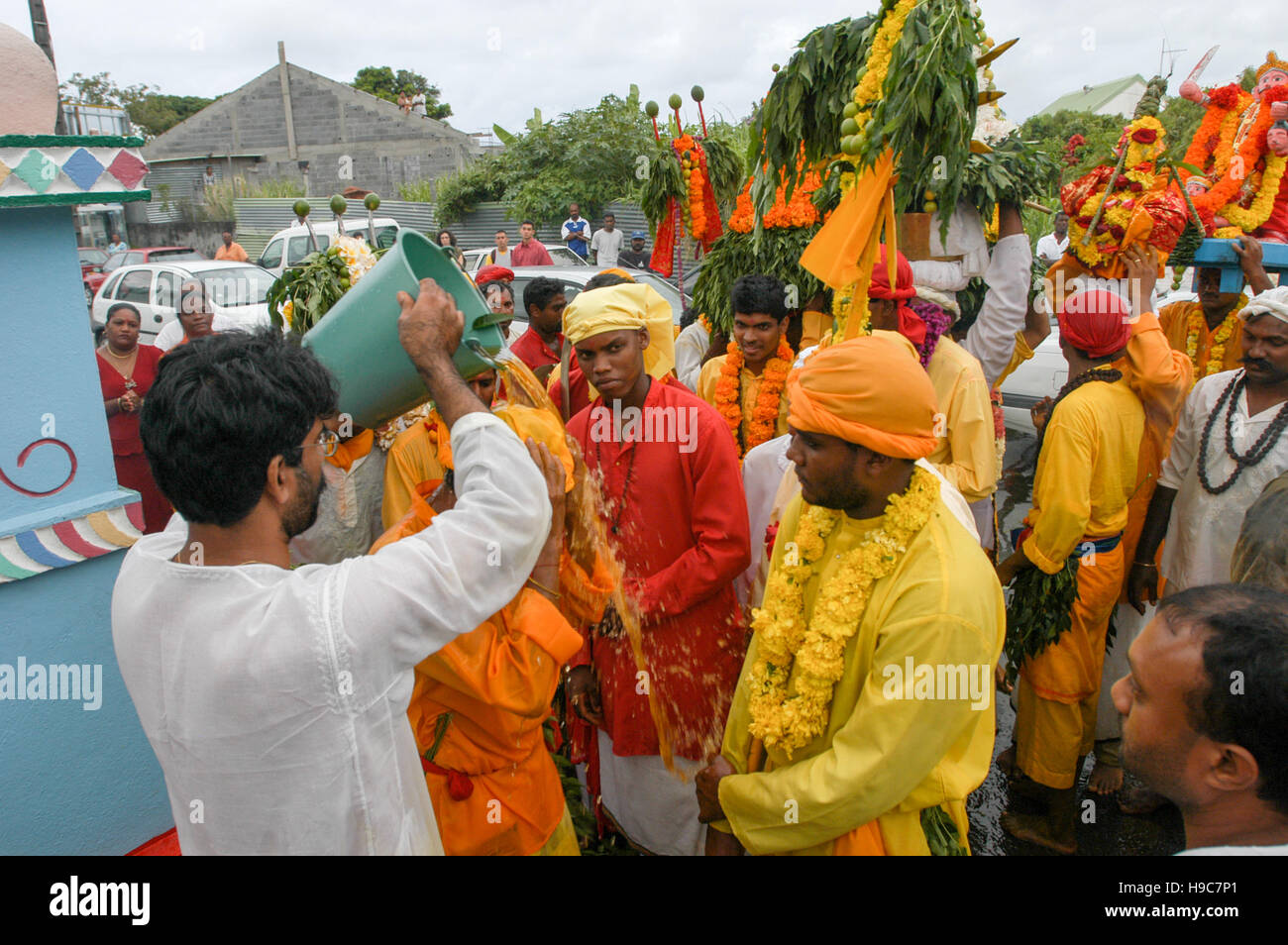 Saint Andre (La Réunion), France - 2 janvier 2003 : man getting la purification avant une promenade dans l'incendie de la célébration hindoue de Pandiale à Sain Banque D'Images