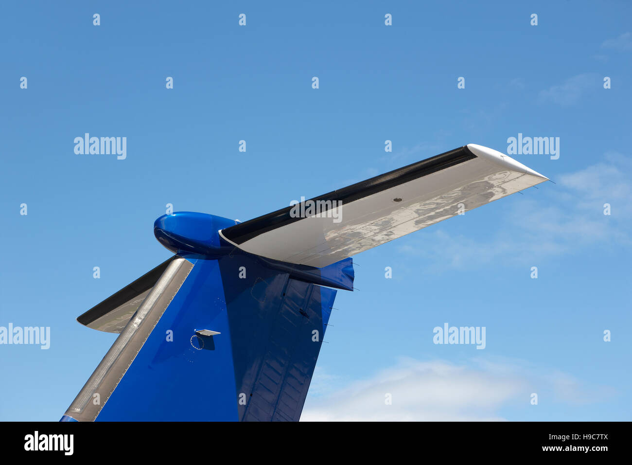 Aile d'avion tale vu du dessous avec ciel bleu. L'horizontale Banque D'Images