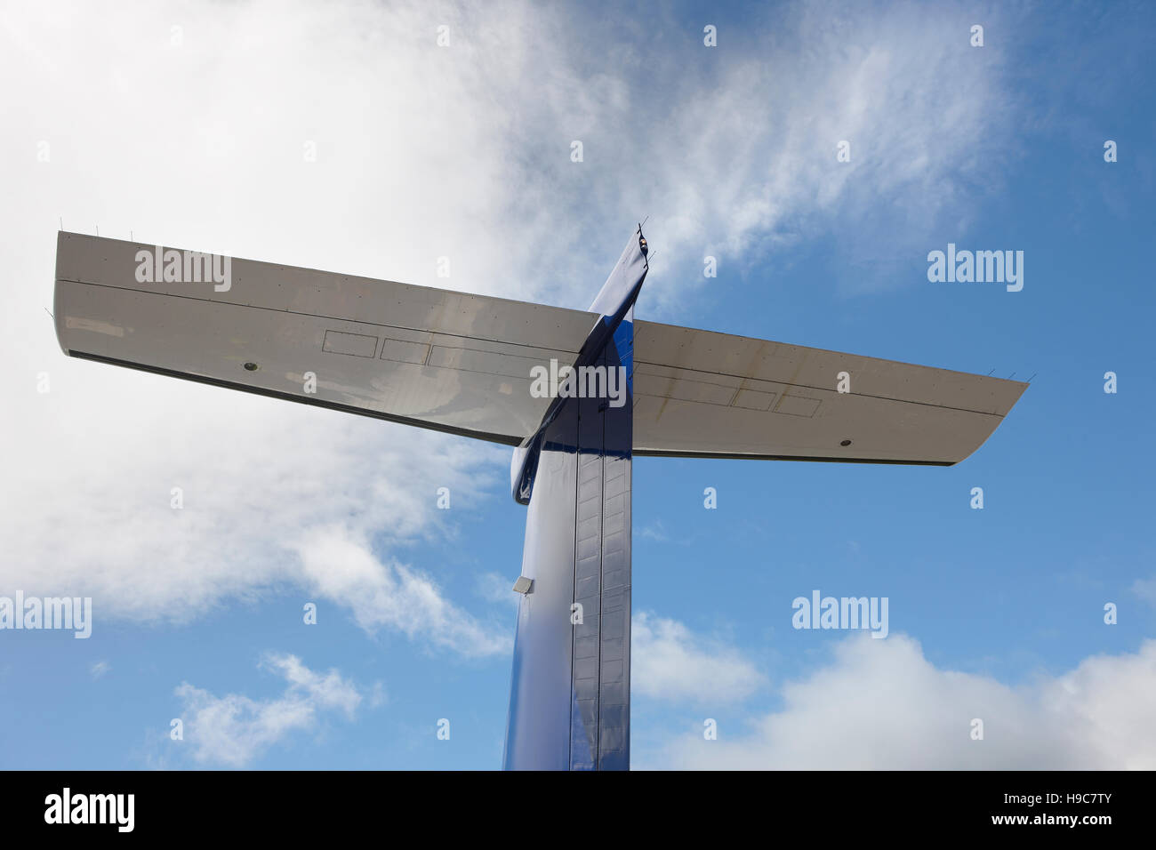 Aile d'avion tale vu du dessous avec ciel bleu. L'horizontale Banque D'Images