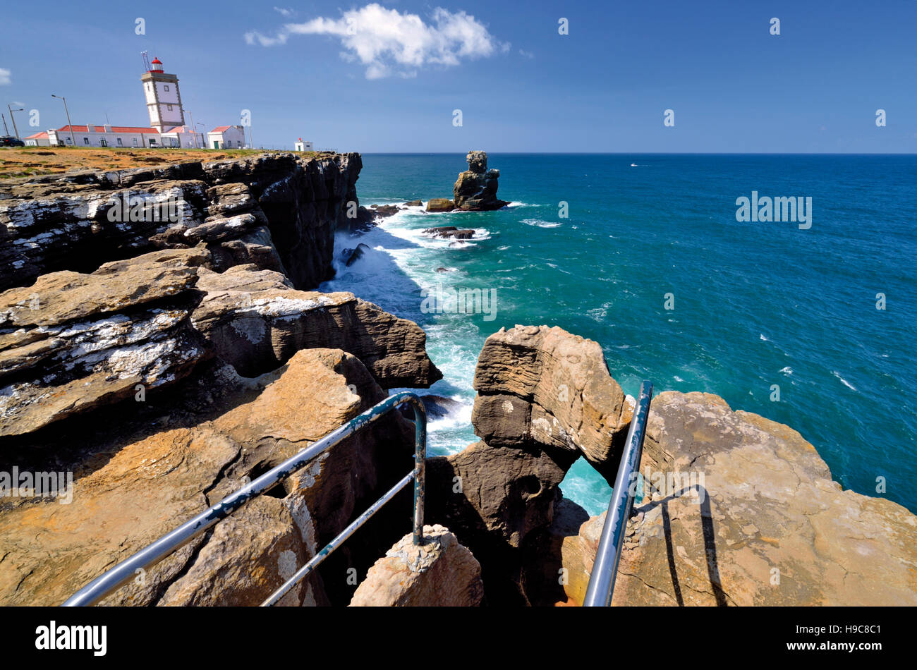 Portugal : Vue de la falaise et côte rocheuse avec phare du cap Carvoeiro à Peniche Banque D'Images