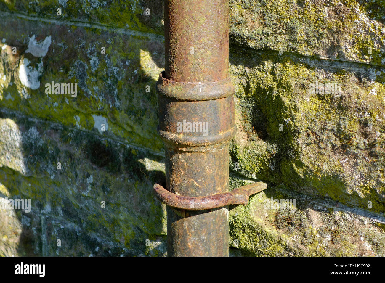 Tuyau de métal rouillé sur un mur, UK Banque D'Images