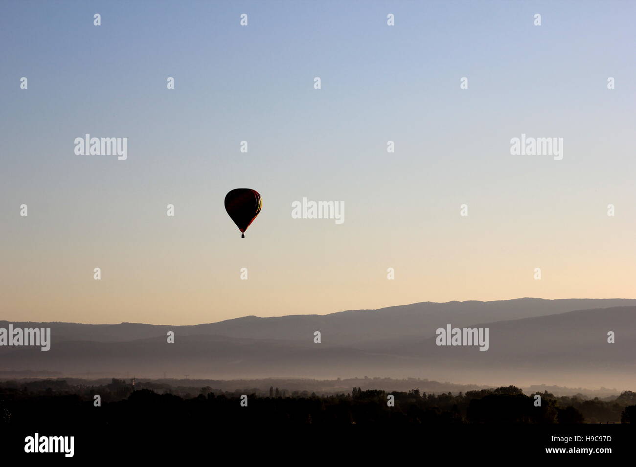 Hot Air Balloon dans la brume matinale sur les champs de france Banque D'Images