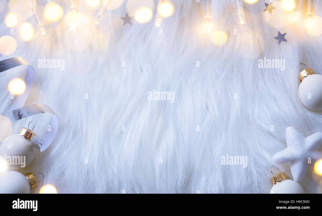 Vacances de Noël arrière-plan avec la lumière de l'arbre de Noël sur fond blanc Banque D'Images