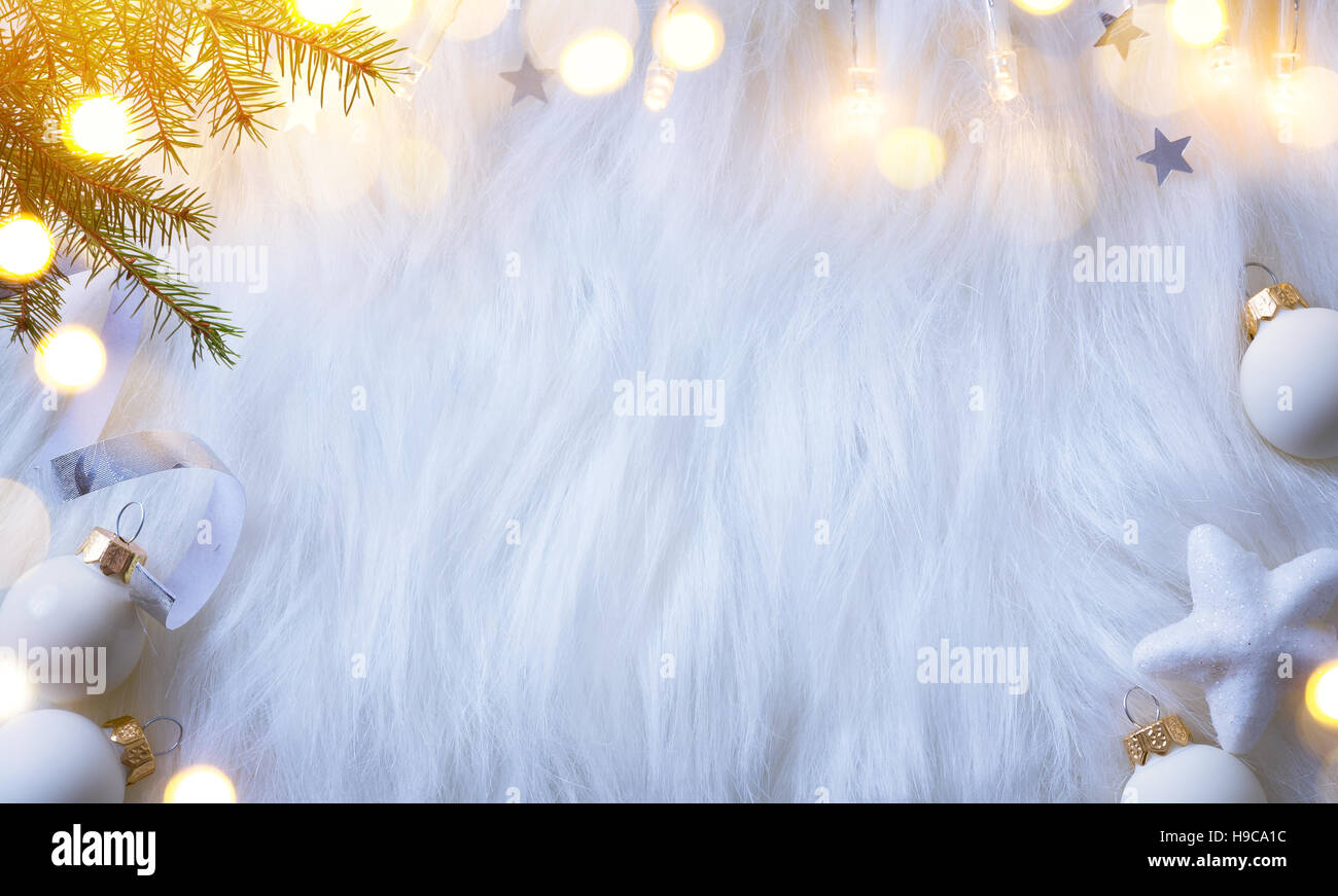 Vacances de Noël arrière-plan avec la lumière de l'arbre de Noël sur fond blanc Banque D'Images