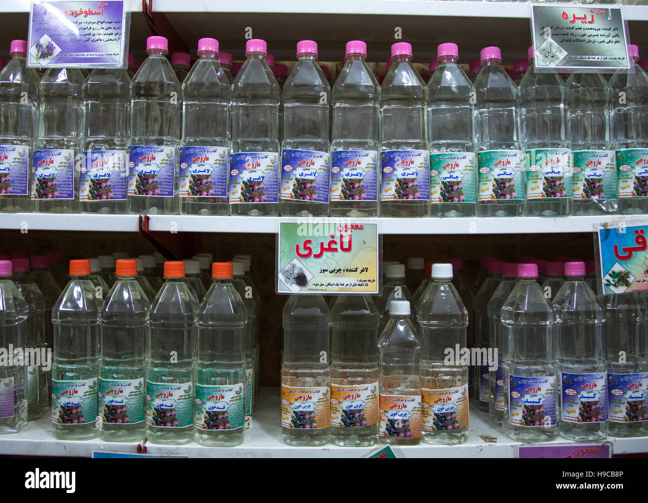 Bouteilles d'eau de rose dans un magasin, la province d'Ispahan, Kashan, Iran Banque D'Images