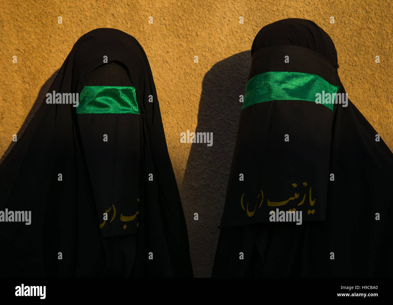Portrait de femmes musulmanes chiites iraniens avec leur visage caché par un voile de deuil sur l'imam Hussein tasua manbar durant la cérémonie un jour chehel bef Banque D'Images