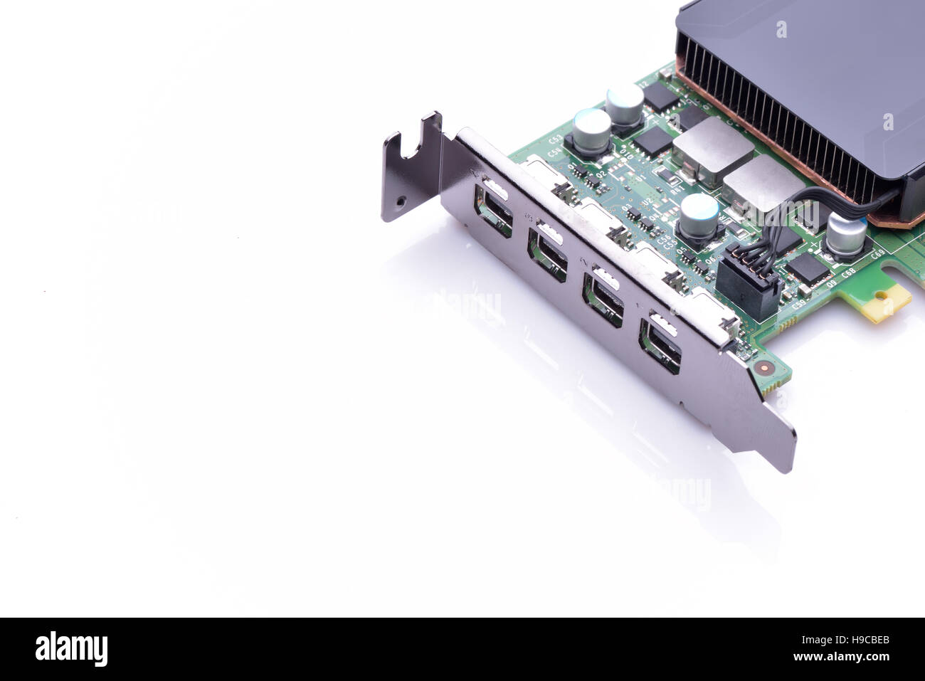 Carte vidéo professionnel d'une puissante station de travail avec plus d'un mini-ports d'affichage isolated on white Banque D'Images