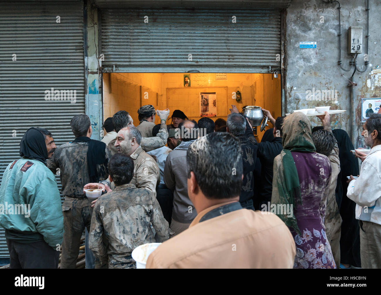 Musulman chiite iranien personnes recueillir leurs petits déjeuners après frottement de la boue sur leurs corps tôt le matin du jour de ashoura, la province du Lorestan, Khorram Banque D'Images