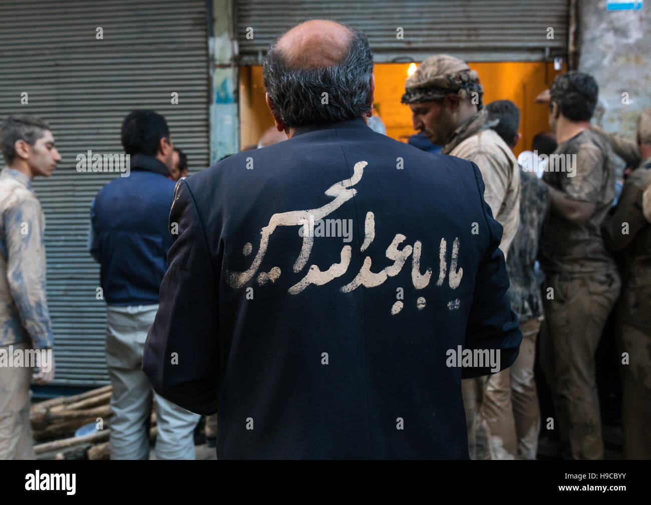 Musulman chiite iranien personnes recueillir leurs petits déjeuners après frottement de la boue sur leurs corps tôt le matin du jour de ashoura, la province du Lorestan, Khorram Banque D'Images