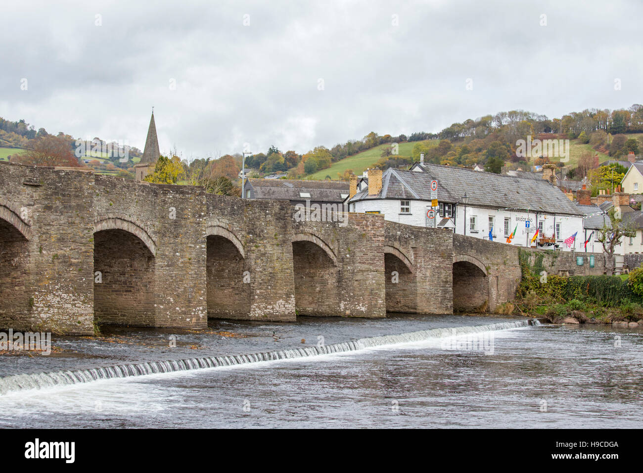 Le 18e siècle Crickhowell pont qui franchit la rivière Usk, le Parc National des Brecon Beacons, Powys, Pays de Galles, Royaume-Uni Banque D'Images