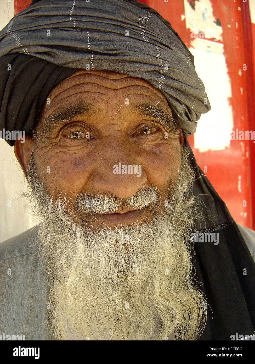 29 mai 2004 Portrait d'un vieil homme portant un turban (lungee) à l'extérieur de l'Wazir Akbar Khan centre orthopédique dans le nord de Kaboul, Afghanistan. Banque D'Images