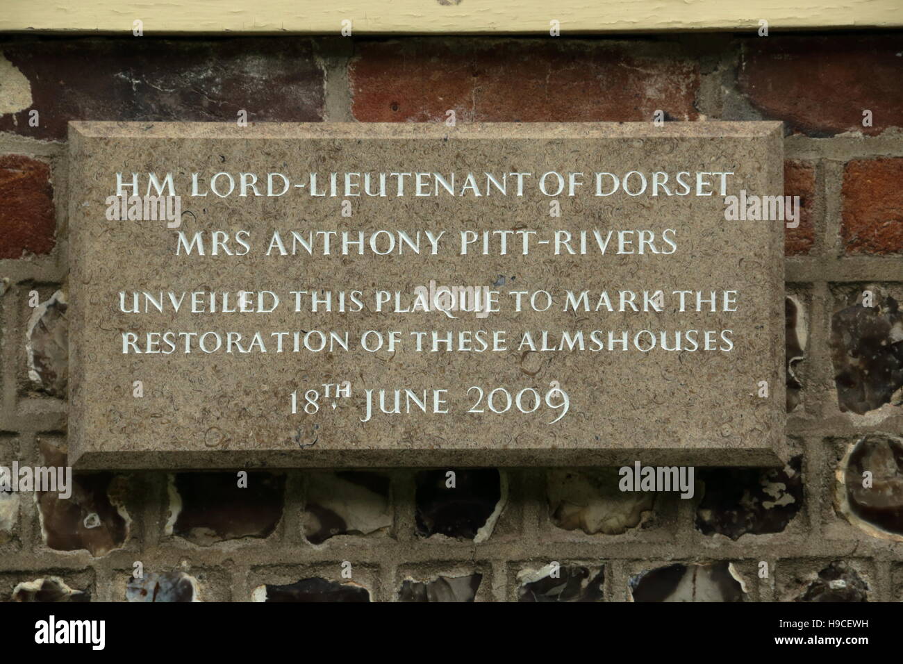 Plaque au mur d'hospices,Milton Abbas, Dorset, Royaume-Uni Banque D'Images