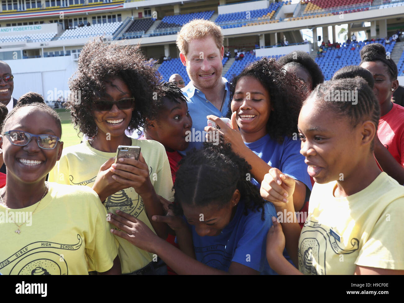 Le prince Harry rencontre un groupe d'enfants qu'il assiste à un festival de sports de jeunesse au Sir Vivian Richards Stadium à North Sound, Antigua, le deuxième jour de sa visite dans la région des Caraïbes. Banque D'Images