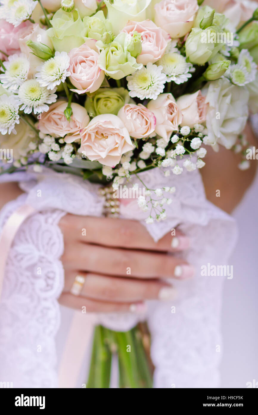 Bride holding a bouquet de mariage avec des roses Banque D'Images