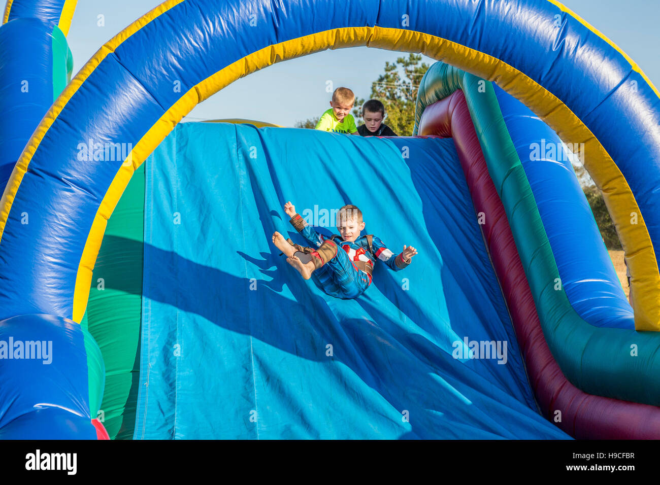 Les enfants de descendre grand toboggan gonflable à Gulfport, Mississippi Banque D'Images