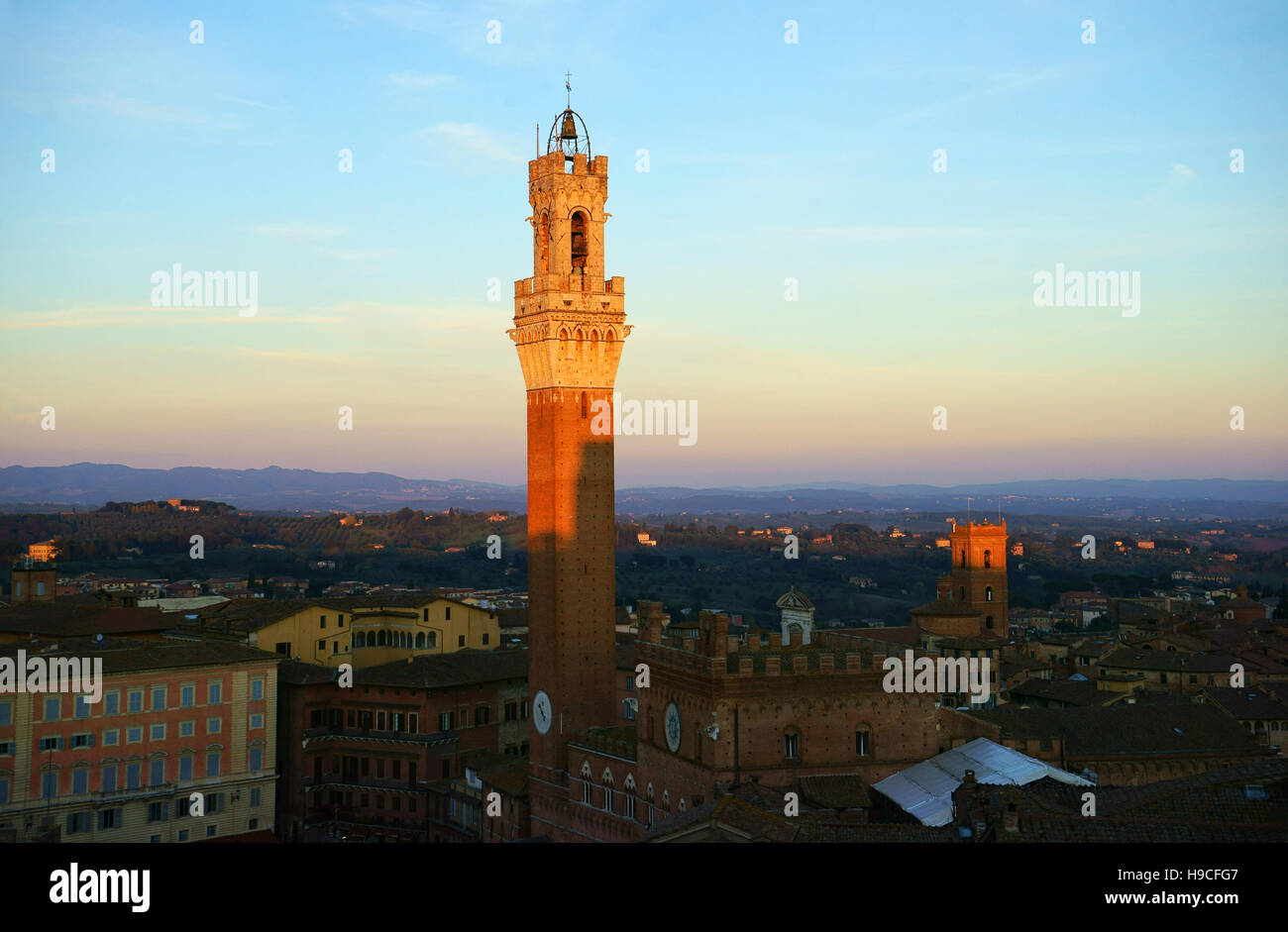 Torre di Mangia et Palazzo Pubblico, coucher de soleil, Sienne, Toscane, Italie Banque D'Images