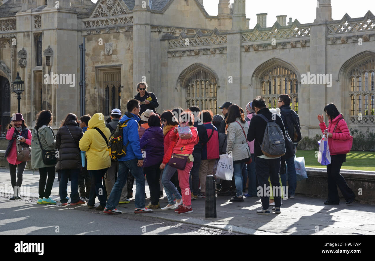 Les touristes orientaux à King's Parade, Cambridge, Angleterre. Banque D'Images