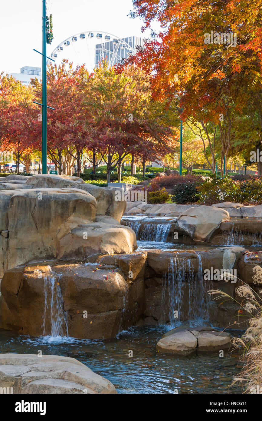 Belles couleurs d'automne au Centennial Olympic Park dans le centre-ville d'Atlanta, Georgia, USA. Banque D'Images