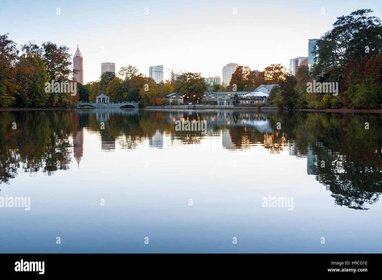 Atlanta, Géorgie, ville sur le lac de Clara Meer dans Piedmont Park. (USA) Banque D'Images