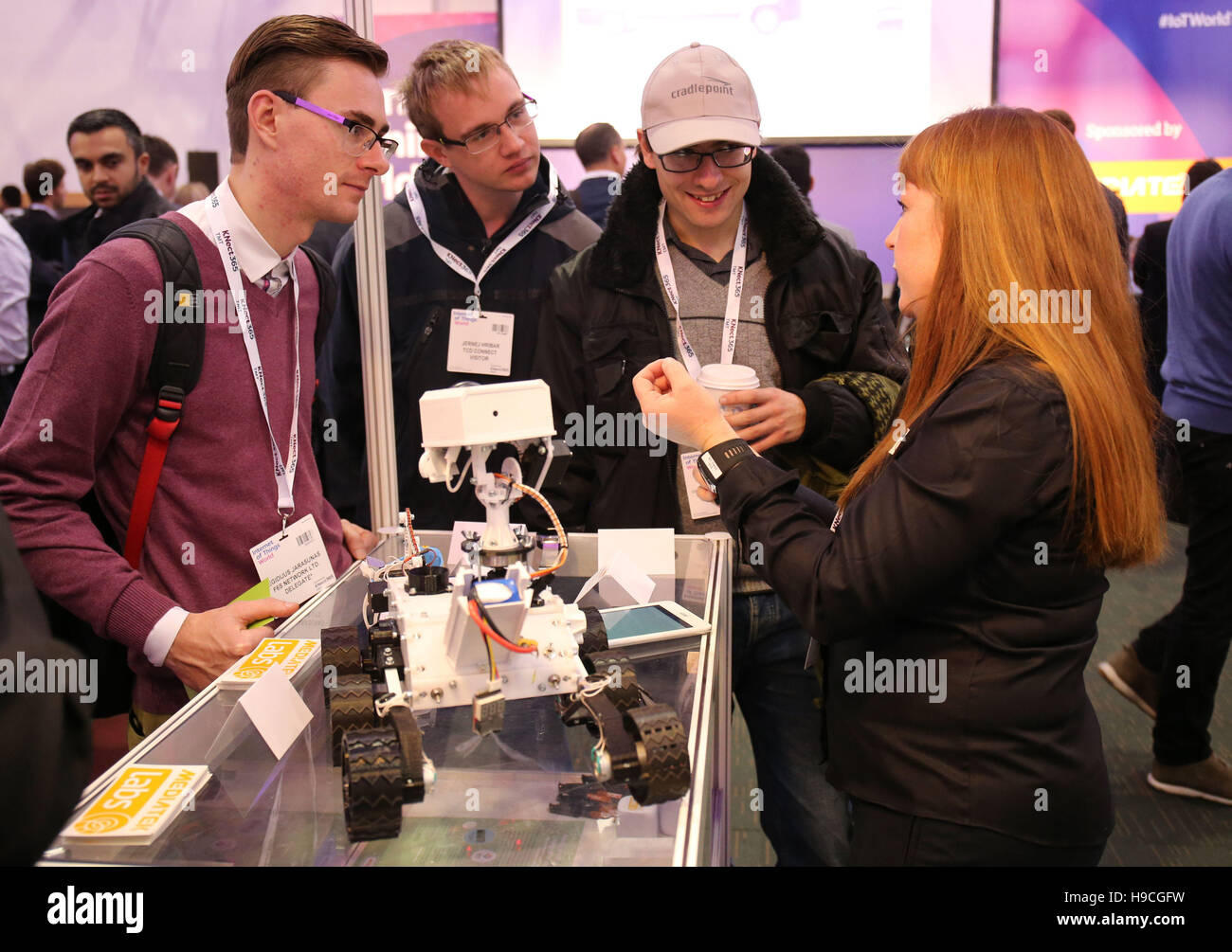 Les délégués ont écouté un smart voir la présentation au cours de l'Internet des Objets conférence mondiale à la Convention centre de Dublin aujourd'hui. Banque D'Images