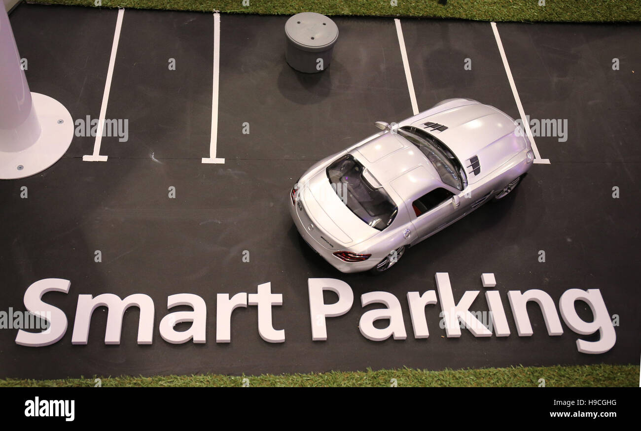 Une smart parking afficher de Huawei au cours de l'Internet des Objets conférence mondiale à la Convention centre de Dublin aujourd'hui. Banque D'Images