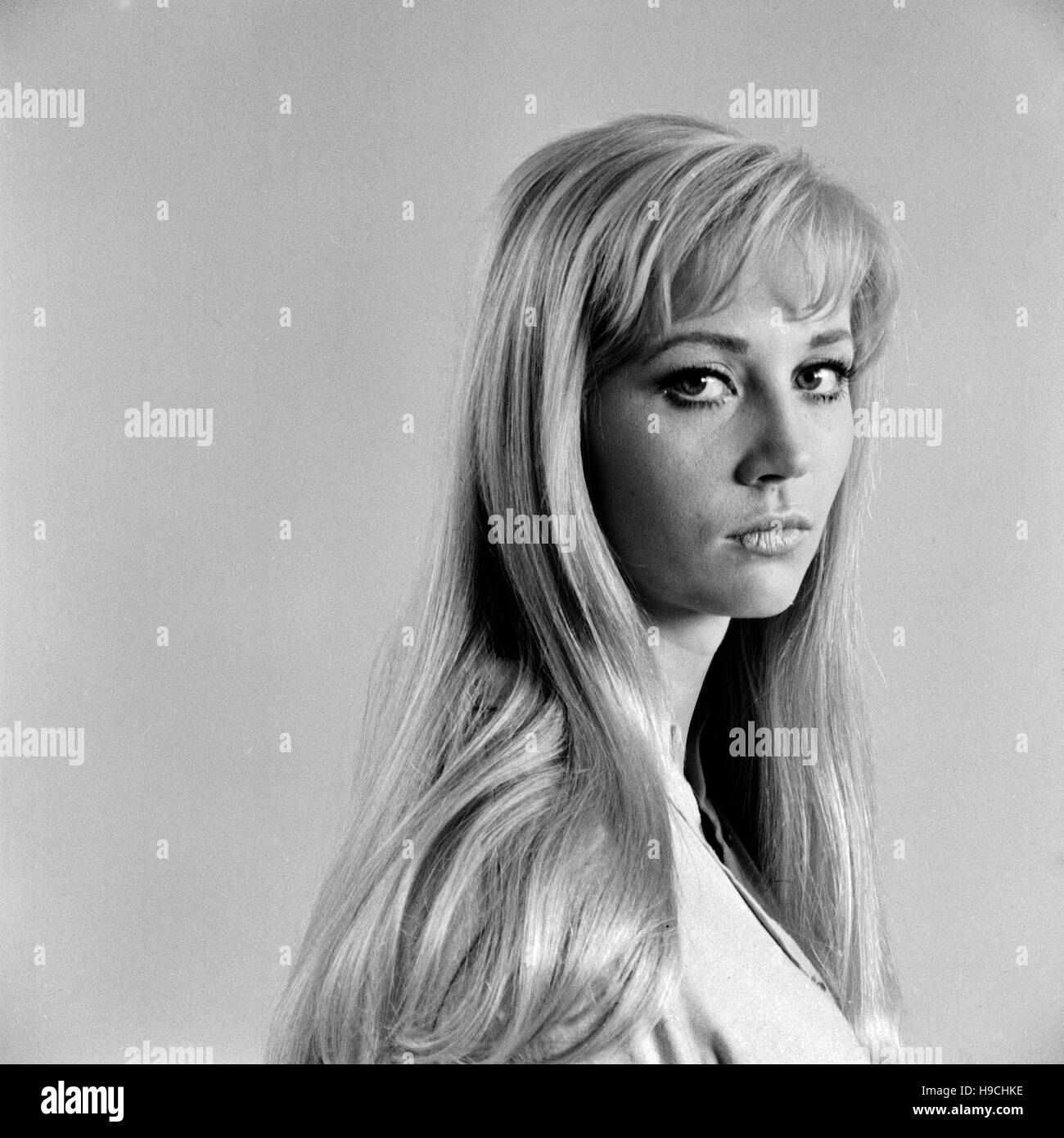 Deutsche Schauspielerin Astrid Founell, Deutschland 1960 er Jahre. L'actrice allemande Astrid Fournell, l'Allemagne des années 1960. Banque D'Images