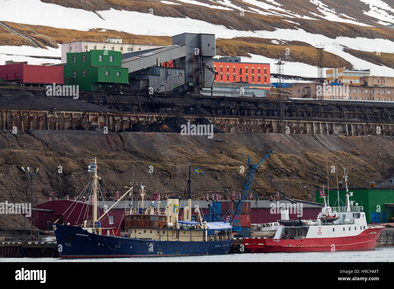 Les navires à l'éco-tourisme dans le port de Barentsburg, Fédération de l'extraction du charbon de peuplement à Isfjorden, Spitzberg / Svalbard, Norvège Banque D'Images