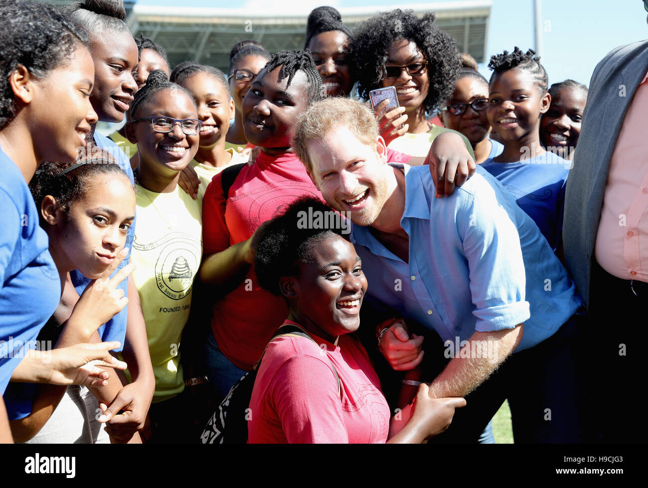 Le prince Harry répond aux filles de l'école alors qu'il assiste à un festival de sports de jeunesse au Sir Vivian Richards Stadium à North Sound, Antigua, le deuxième jour de sa visite dans la région des Caraïbes. Banque D'Images