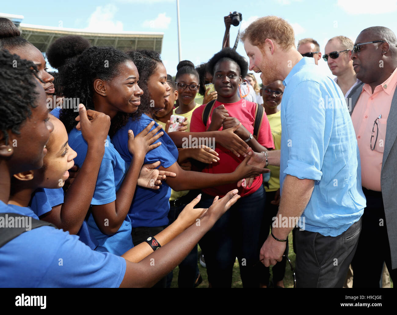 Le prince Harry répond aux filles de l'école alors qu'il assiste à un festival de sports de jeunesse au Sir Vivian Richards Stadium à North Sound, Antigua, le deuxième jour de sa visite dans la région des Caraïbes. Banque D'Images