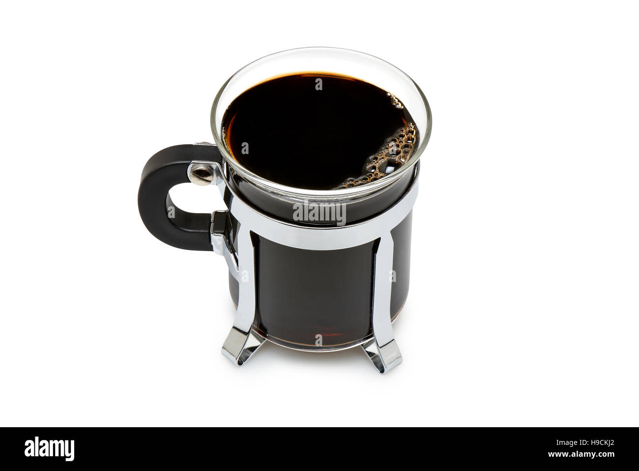 Gros plan d'une grande tasse de café noir foncé avec verre isolé sur avec with clipping path Banque D'Images