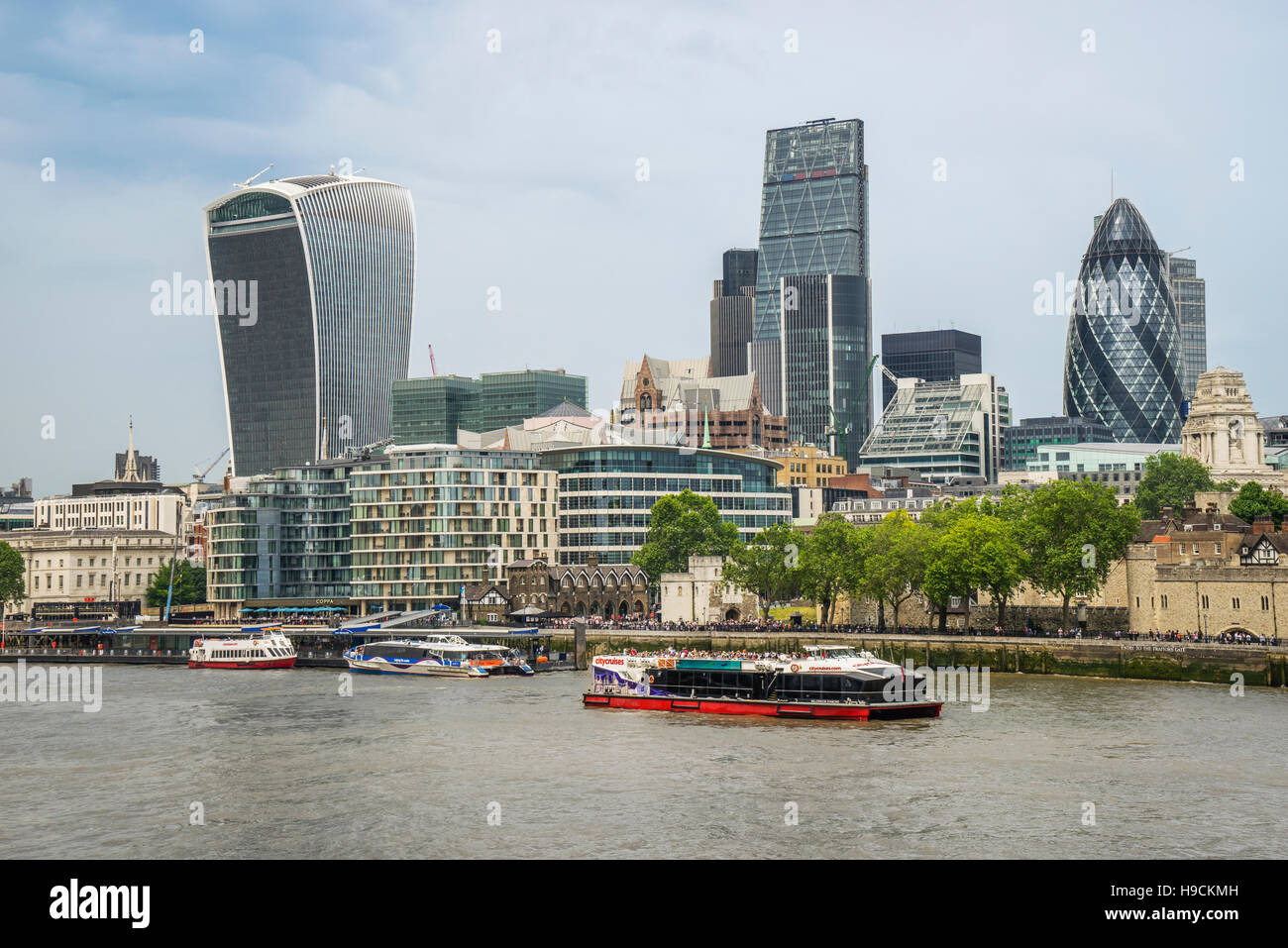 La Grande-Bretagne, l'Angleterre, Londres, Tamise avec la ville moderne de ville de Londres et de ses plus remarquables exemples d'architecture moderne Banque D'Images