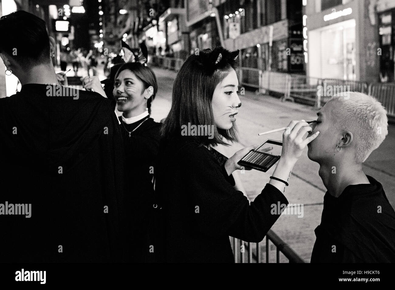 Les gens qui appliquent Halloween se composent sur la rue à Hong Kong (rue Wellington, Central) - image en noir et blanc Banque D'Images