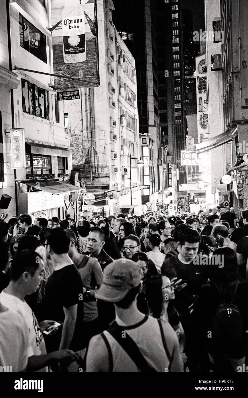 Image en noir et blanc de Halloween Party à Lan Kwai Fong, Hong Kong Banque D'Images