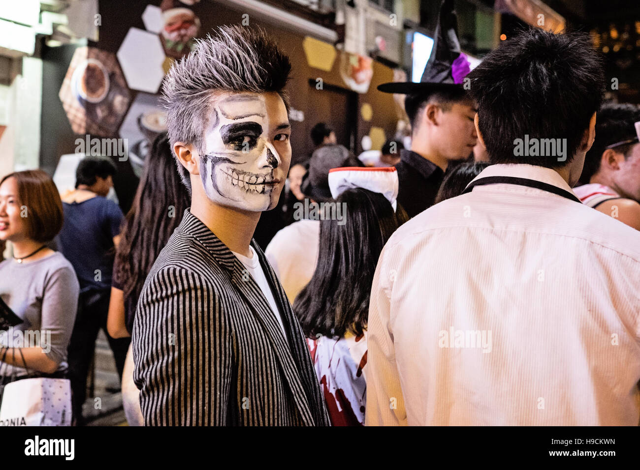 Jeune homme au visage peint à l'Halloween célébration à Lan Kwai Fong, Hong Kong Banque D'Images