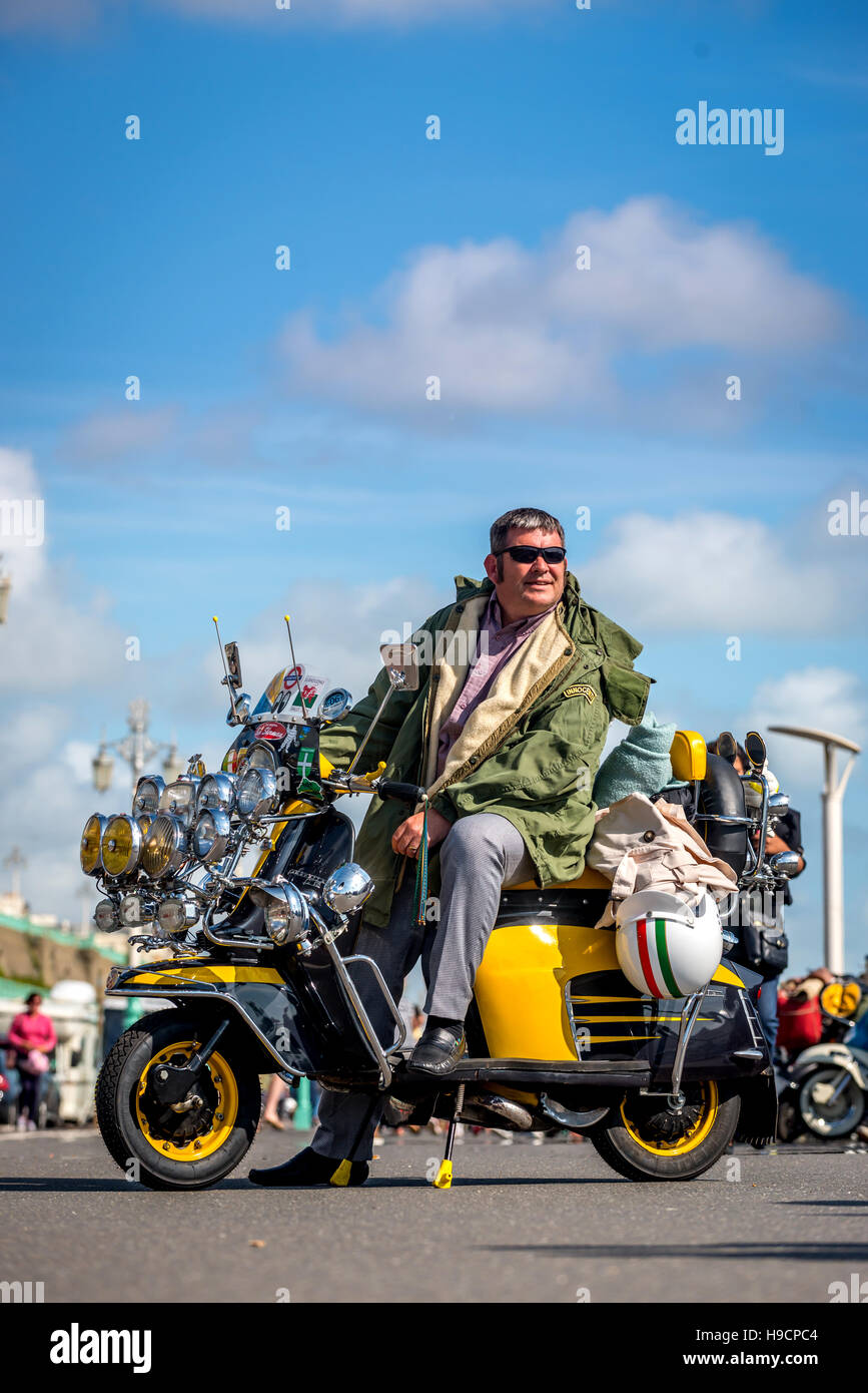 Mick Marshall, de Gloucester, sur sa Lambretta sur le front pour l'assemblée annuelle de la Banque Août Mod Weekender, qui a débuté aujourd'hui (vendredi) au T0 Banque D'Images