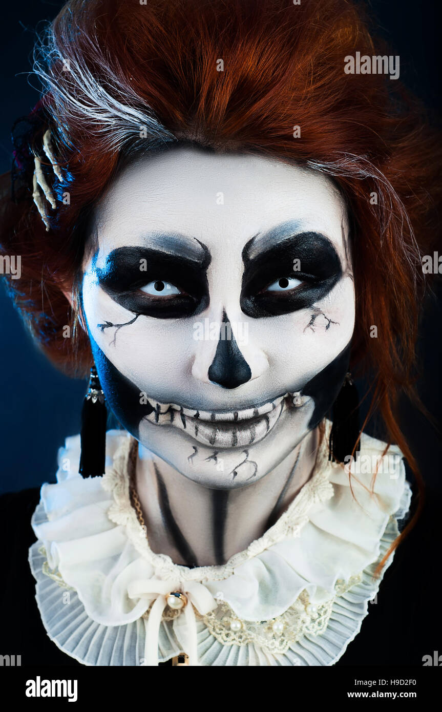 Belle femme avec make-up crâne squelette dans helloween Banque D'Images